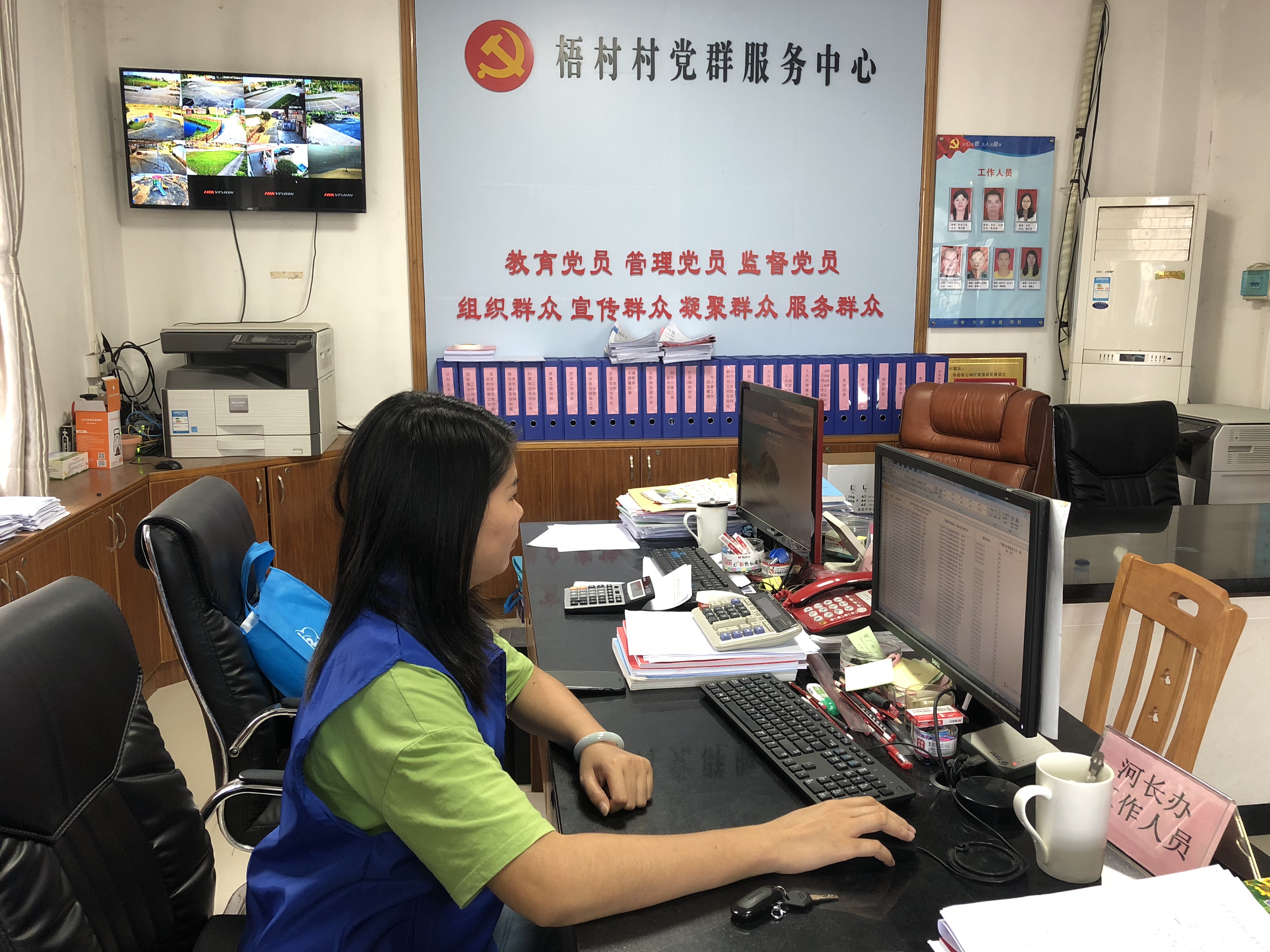 4梧村村委會(huì)普查員在整理行政資料底冊.JPG