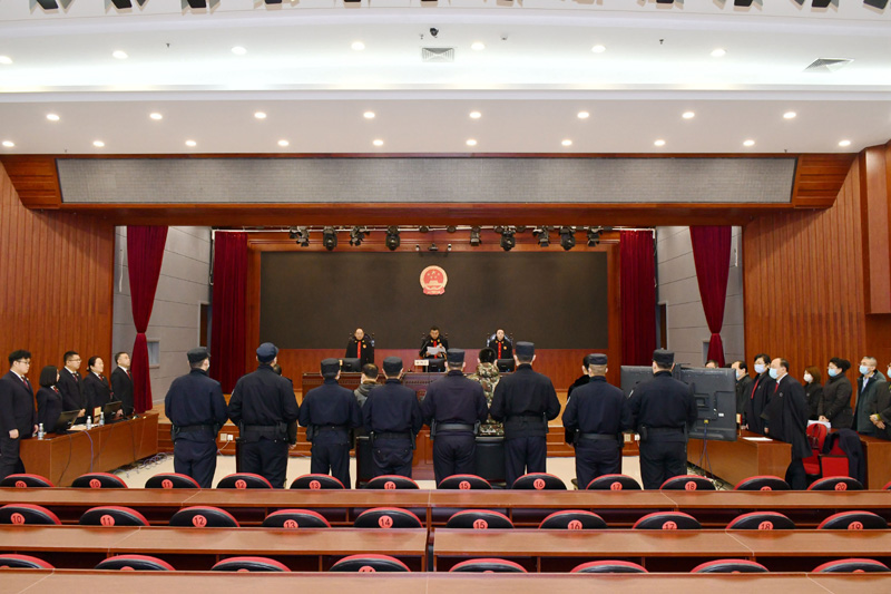 　　2020年11月20日，黑龍江省22家法院對38件黑惡勢力和“保護(hù)傘”案件集中宣判，涉案的227名被告人被判處刑罰，最高被判處無期徒刑。這是在黑龍江省牡丹江市中級人民法院拍攝的宣判現(xiàn)場。新華社發(fā)