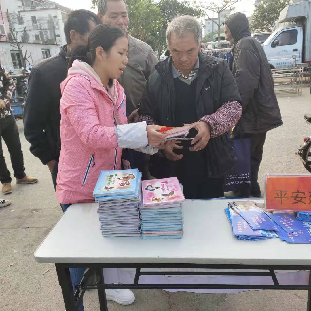 為村民講解知識(shí) (2).jpg