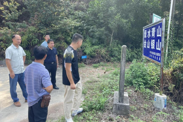 ▲檢查組要求加強路口人員管控和巡山護(hù)林，確保將火種留在山下
