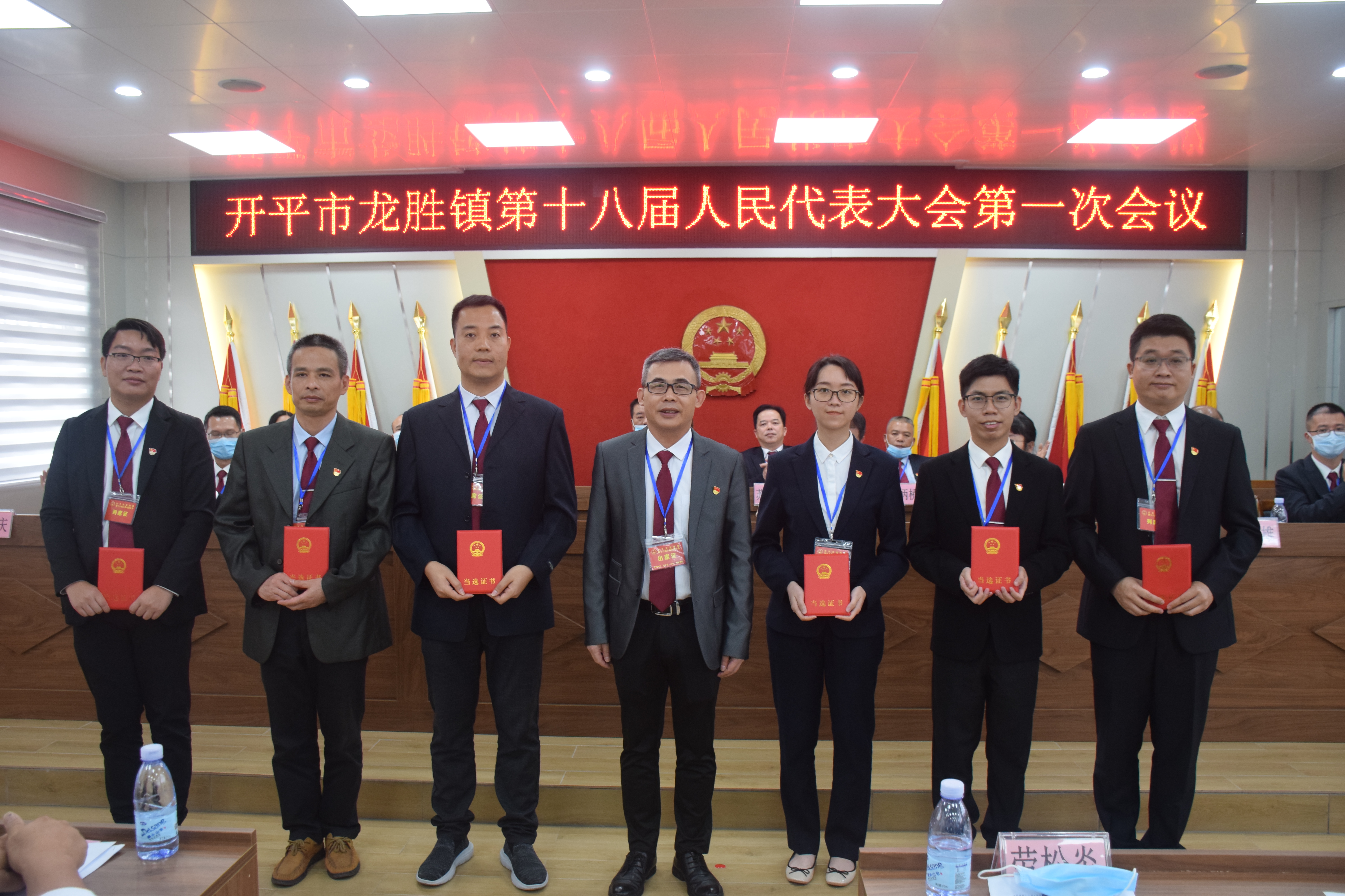 13鎮(zhèn)人大主席彭少波為劉其林、勞松炎、余權(quán)偉、譚永輝、張詩華、黃文彬頒發(fā)副鎮(zhèn)長當選證書.JPG