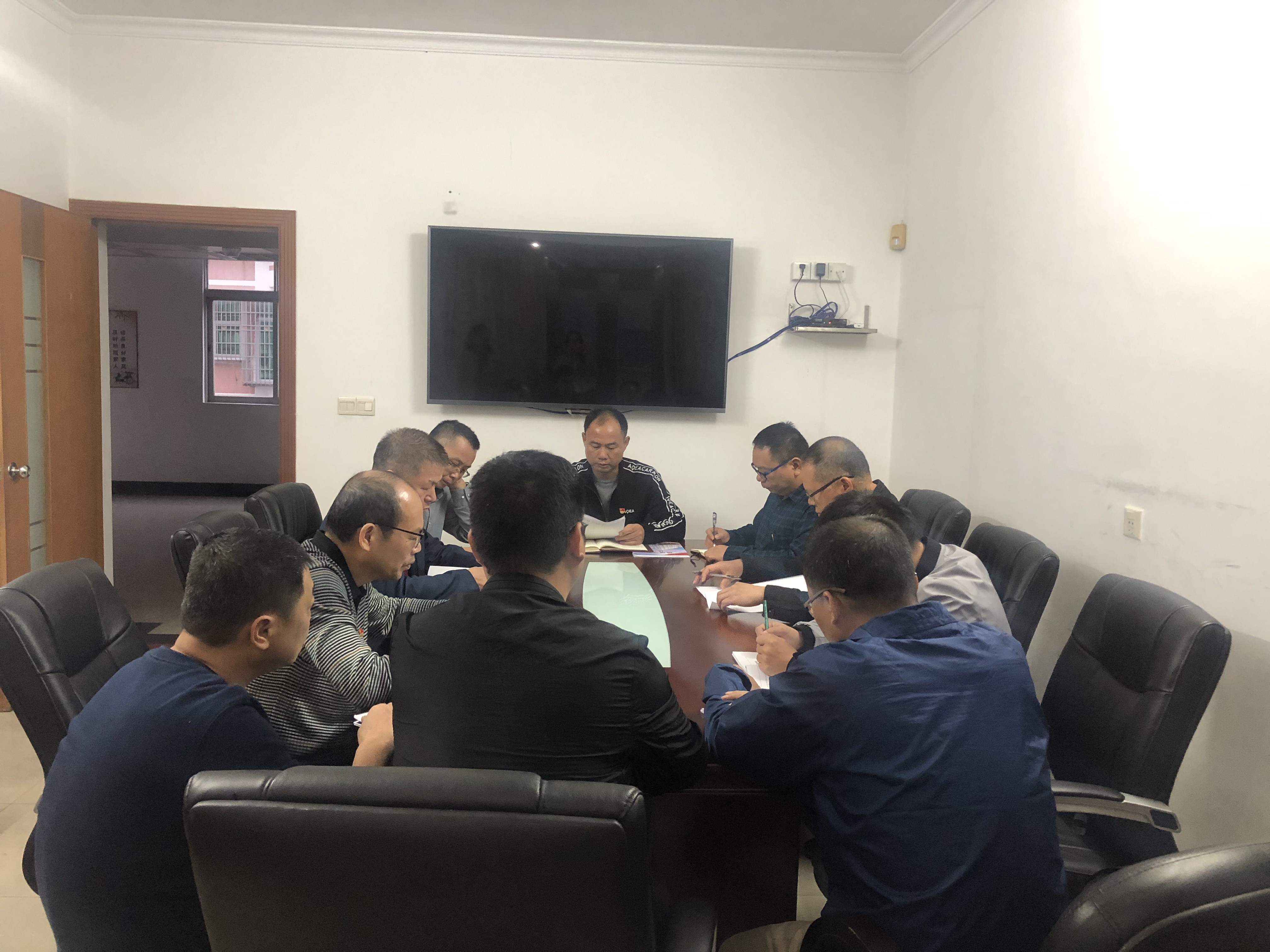 　　　　為深入學(xué)習(xí)貫徹黨的十九屆四中全會精神，激發(fā)黨員干部求真務(wù)實、真抓實干的勁頭，推動黨的十九屆四中全會精神更好地貫徹落實，12月26日下午，市城管局領(lǐng)導(dǎo)干部繼參加江門市組織的學(xué)習(xí)貫徹黨的十九屆四中全會精神專題研討班后，在局三樓會議室開展學(xué)習(xí)貫徹黨的十九屆四中全會精神研討會議.jpg