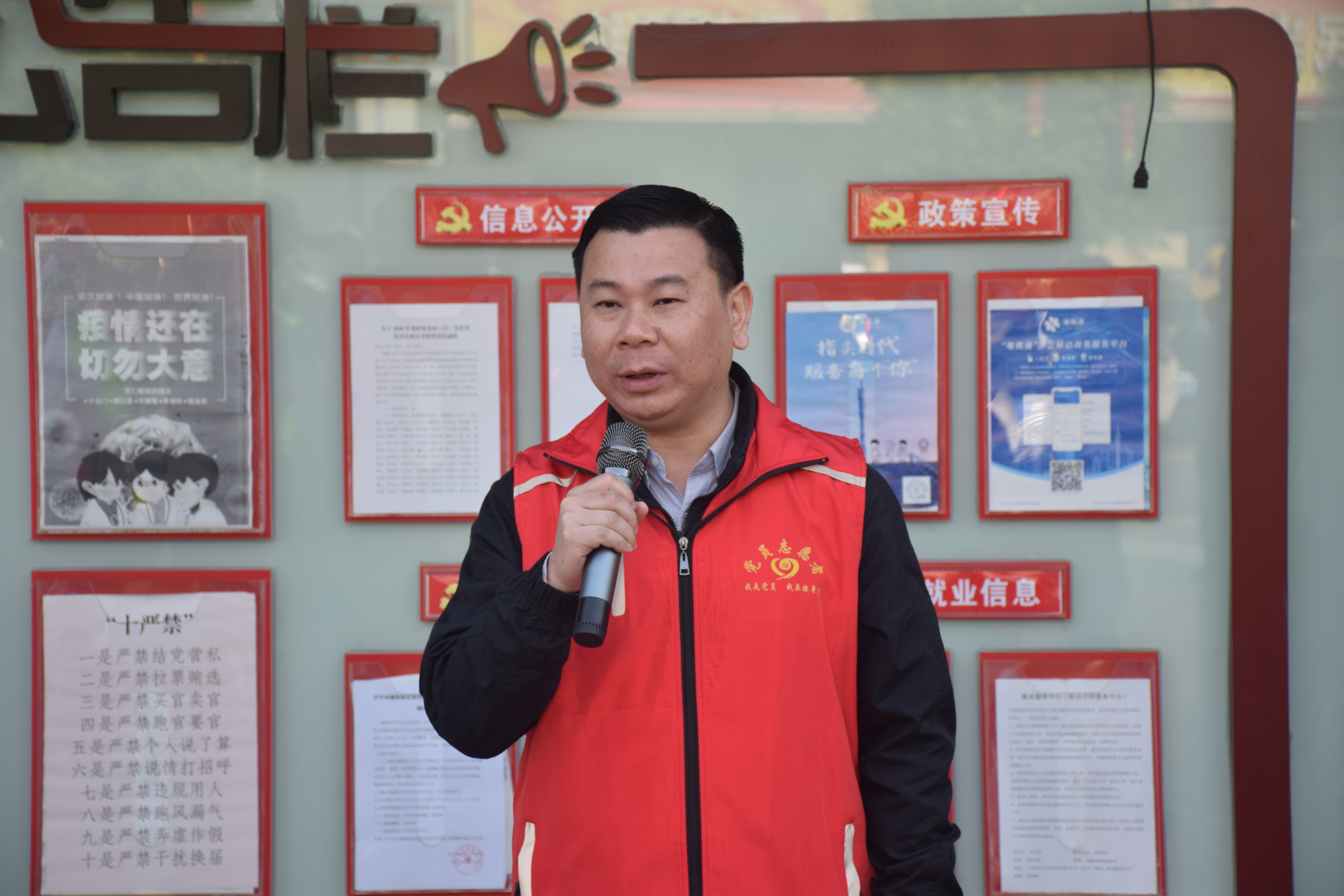 2 黨委書記關(guān)健強作動員講話并宣布龍勝鎮(zhèn)2022年義務植樹活動開始.jpg