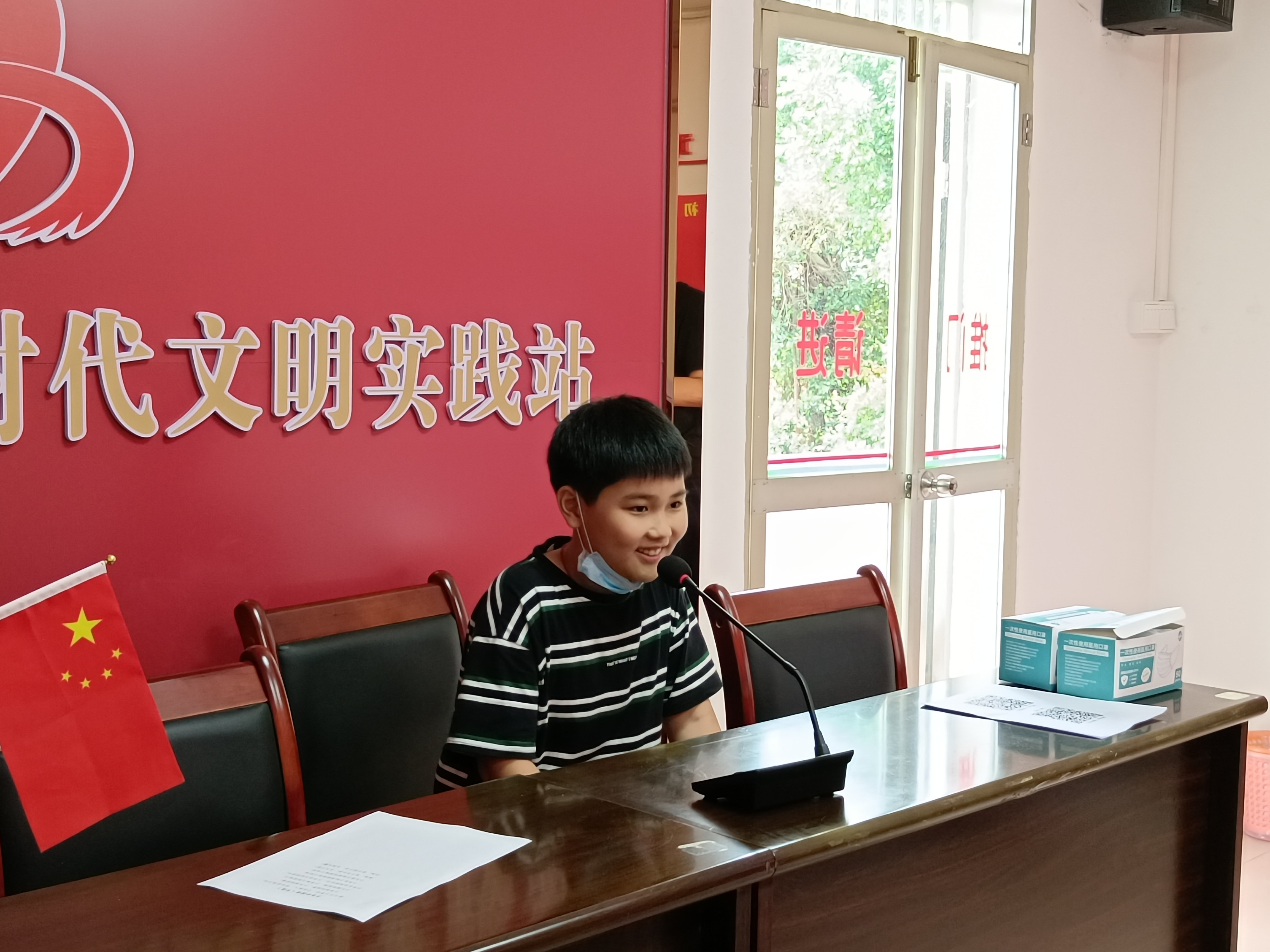 4同學(xué)們上臺(tái)朗誦各經(jīng)典詩(shī)詞、詩(shī)歌.jpg