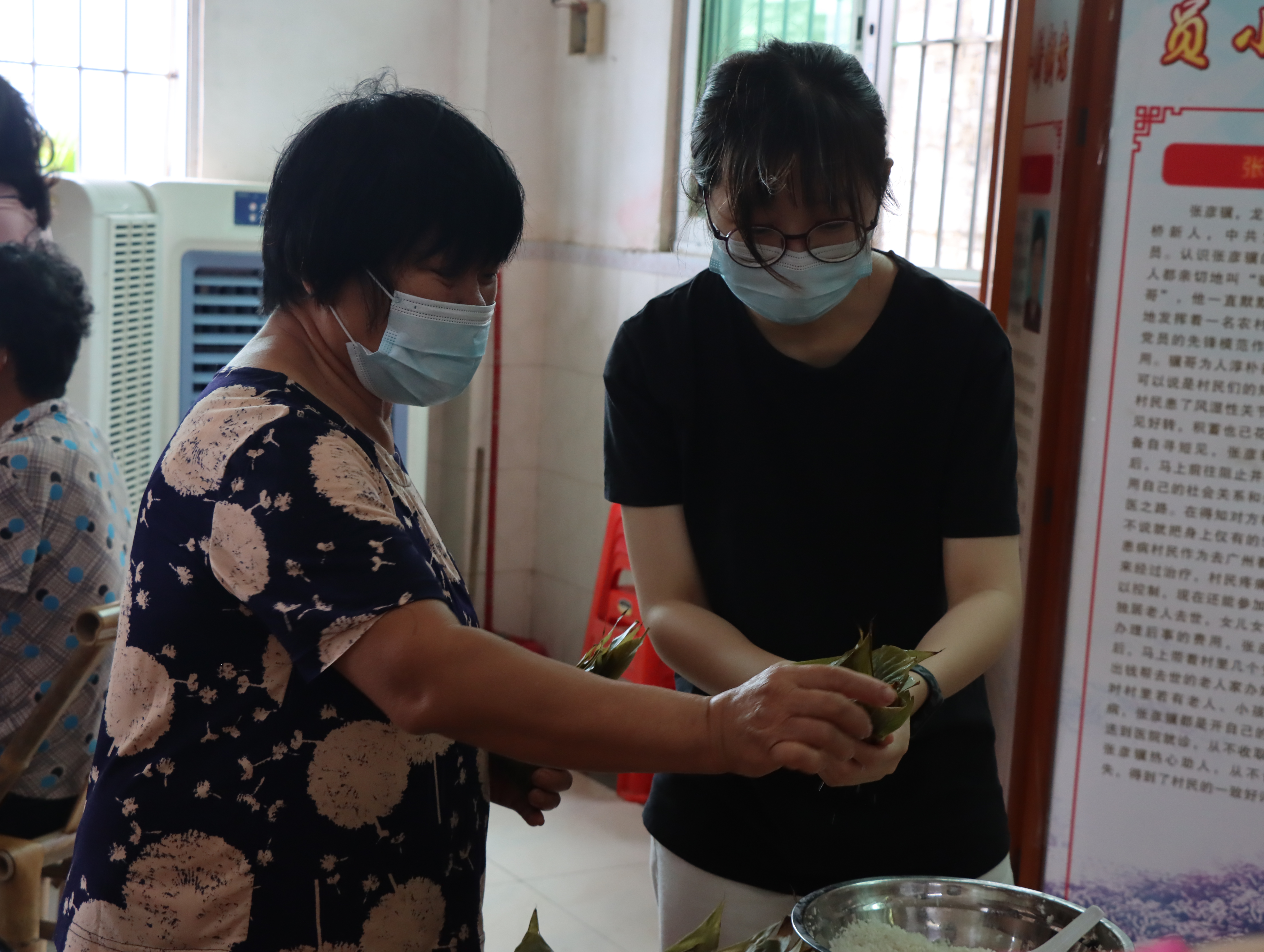 4△龍勝包粽“達(dá)人”耐心地教授志愿者包粽子的技巧，將傳統(tǒng)手藝代代相傳.JPG