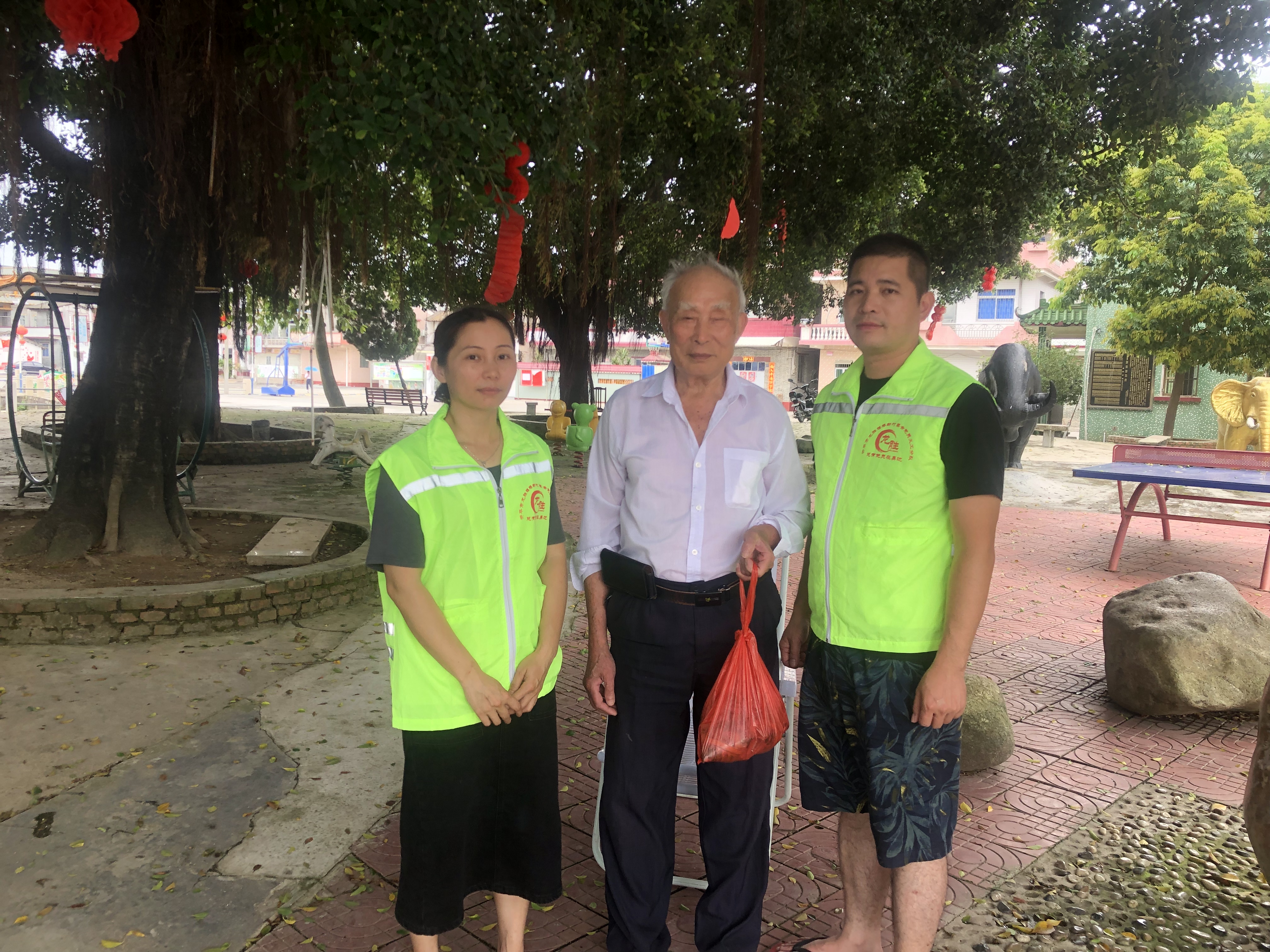 9志愿者將粽子分享給困難群眾，傳遞黨和政府的溫暖關(guān)懷.jpg