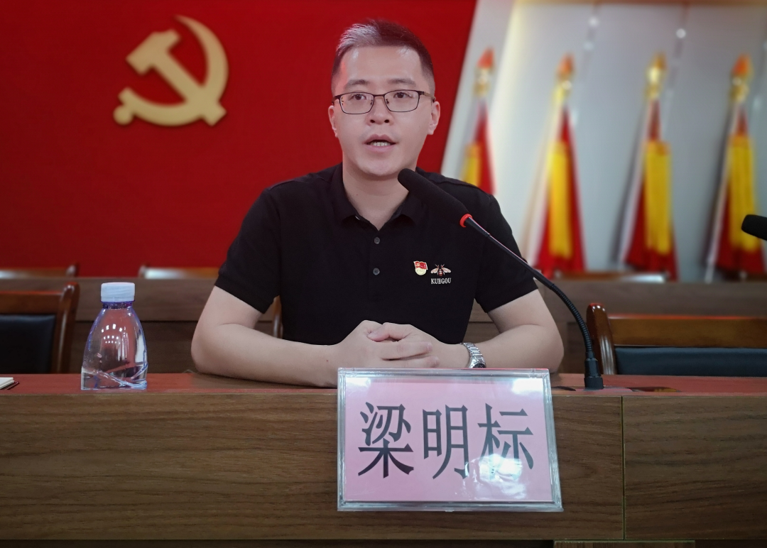 3龍勝鎮(zhèn)農(nóng)辦負責同志作鄉(xiāng)村振興業(yè)務解讀。.png
