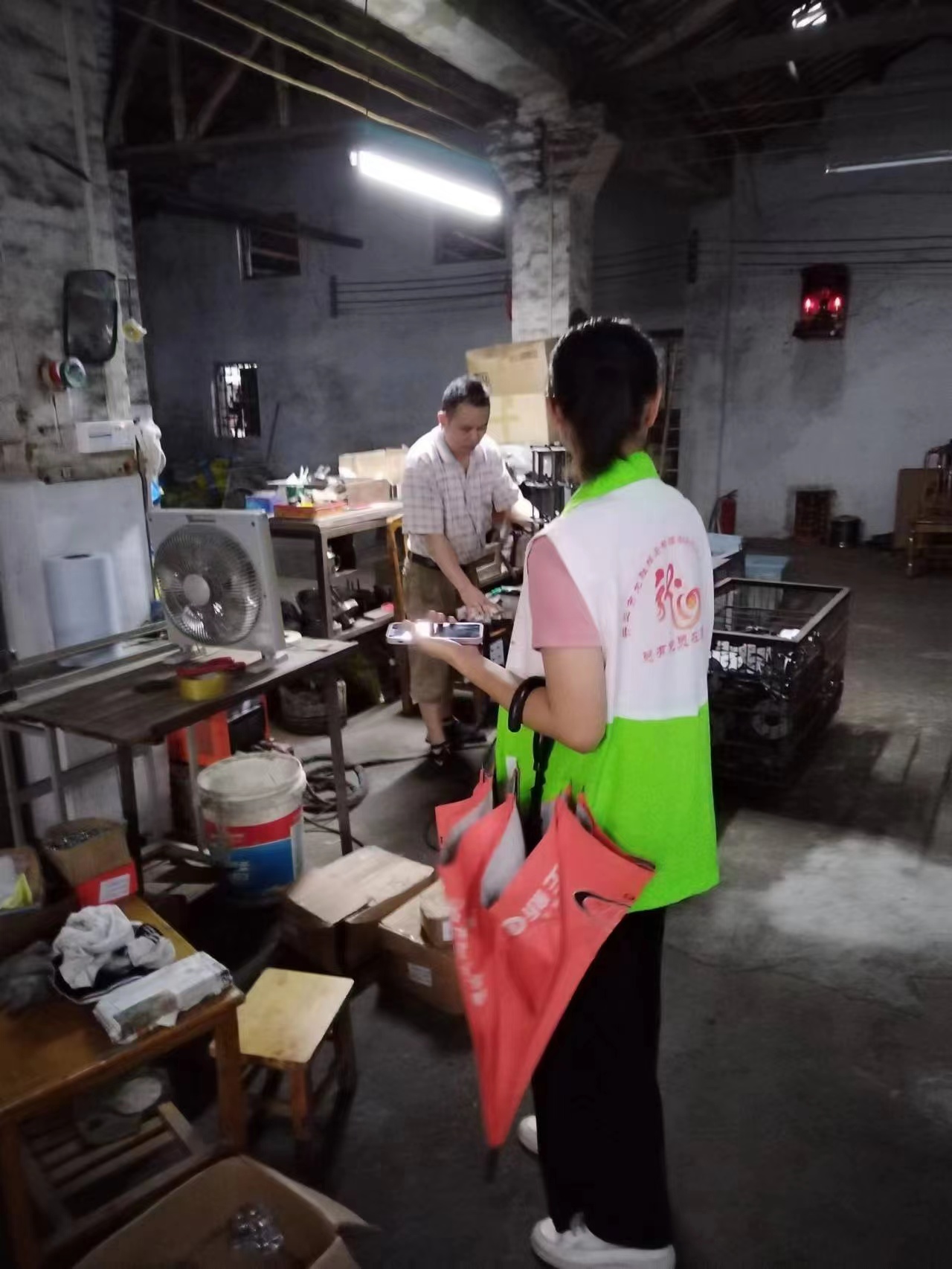 4網(wǎng)格員入戶查看群眾住房環(huán)境，詢問(wèn)房屋漏水、進(jìn)水情況.jpg