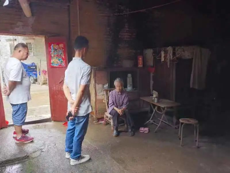 5網(wǎng)格員入戶查看群眾住房環(huán)境，詢問(wèn)房屋漏水、進(jìn)水情況.jpeg