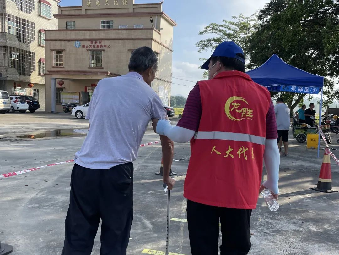1在核酸檢測現(xiàn)場，人大代表志愿者全程陪同行動不便的老人家完成檢測.jpg