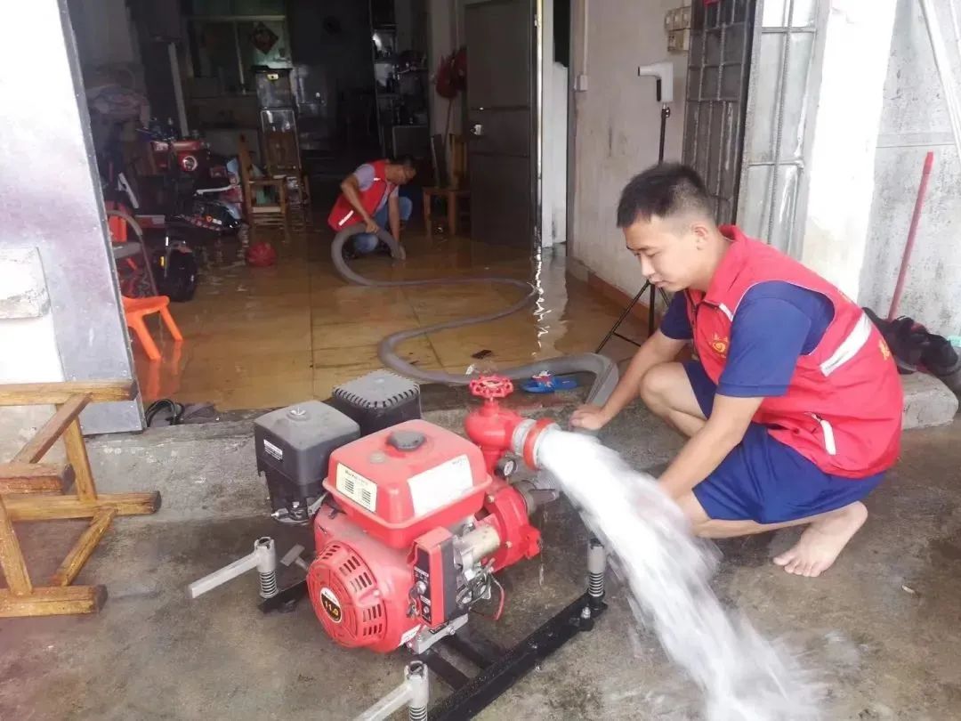 13志愿者們搬來抽水機，幫助受災(zāi)群眾房屋排水.jpg