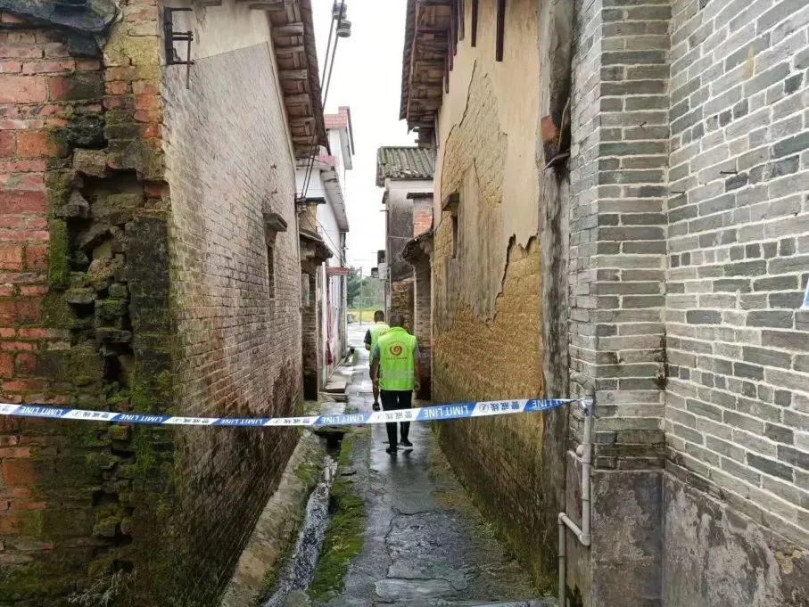 14志愿者入村入戶查看群眾居住環(huán)境，詢問房屋漏水、進水情況，全覆蓋排查涉危房.jpg