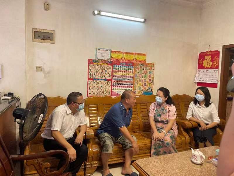 1江門市委常委、市委宣傳部部長(zhǎng)陳冀來(lái)到龍勝鎮(zhèn)政府退休干部、二等功臣蘇學(xué)東家中，向他致以節(jié)日問(wèn)候.jpg