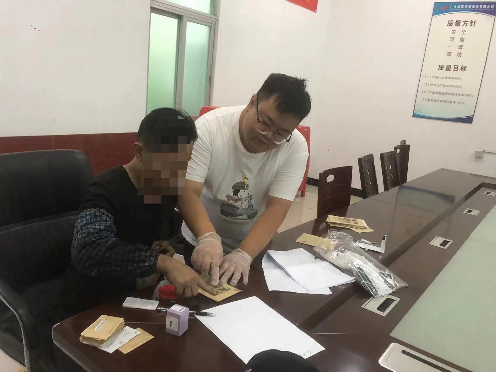 8對龍勝鎮(zhèn)在冊現(xiàn)有吸毒人員、病殘吸毒人員、重點行業(yè)從業(yè)人員以及鎮(zhèn)府全體工作人員、村（社區(qū)）“兩委”干部、各站所工作人員全面落實毛發(fā)檢測工作.jpg