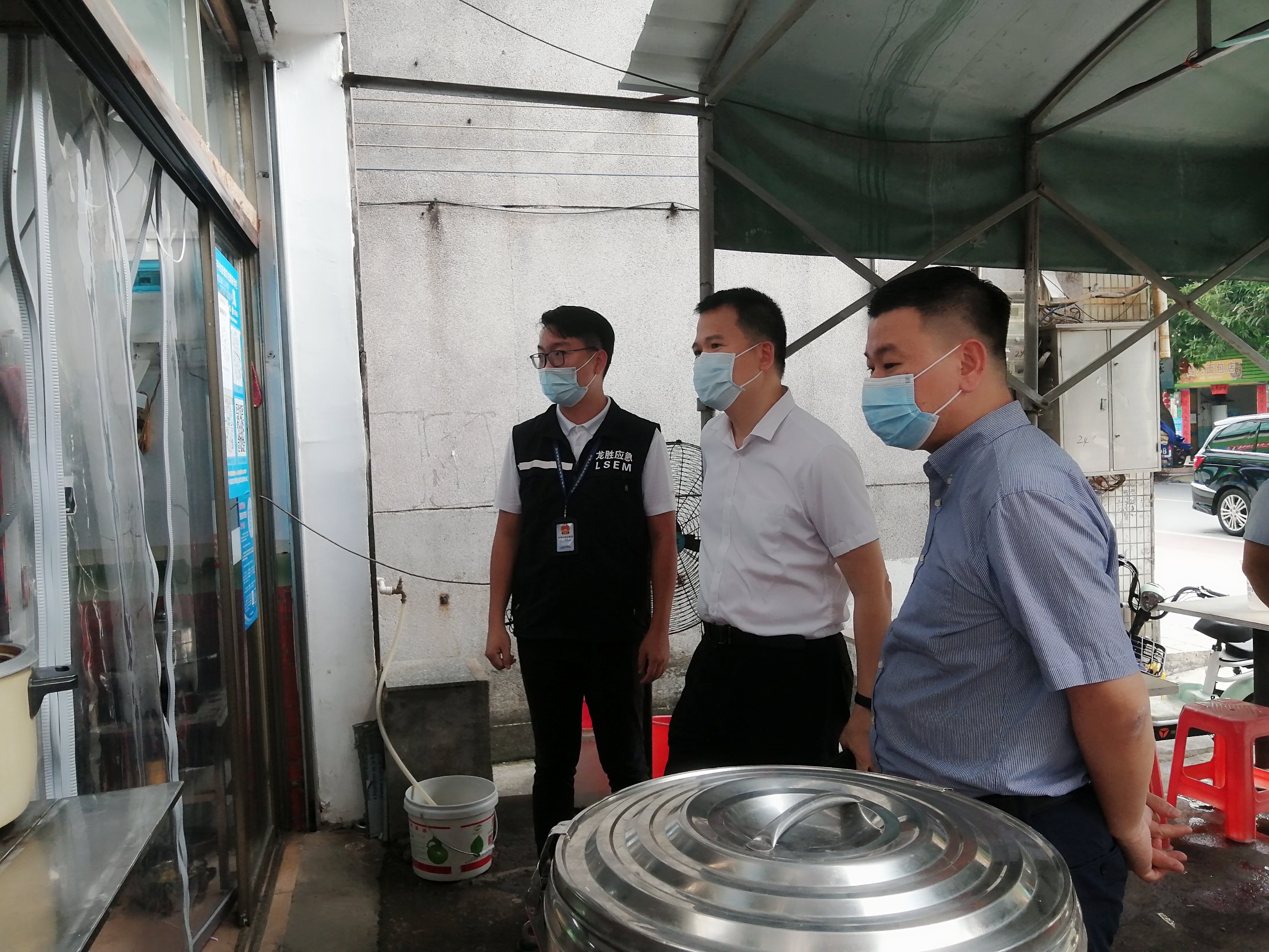 4檢查組來(lái)到三小場(chǎng)所檢查食品安全、消防安全、燃?xì)獍踩陀秒姲踩?jpg