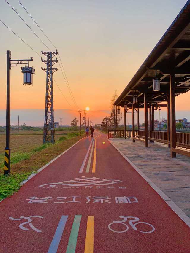 黃昏時(shí)分，人們迎著夕陽(yáng)在蒼江綠廊漫步