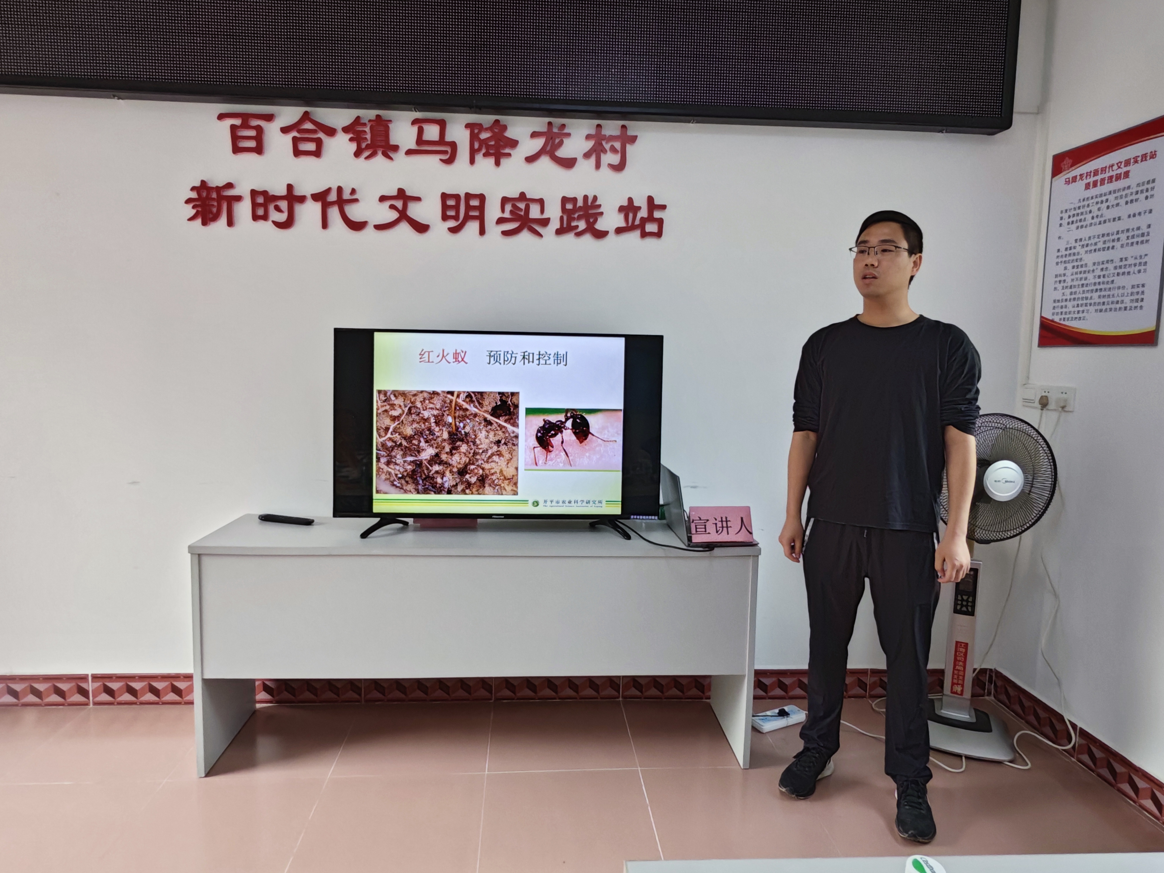 （圖片資料）Ⅱ-2-2)-②2022年11月22日開平市農(nóng)業(yè)農(nóng)村局在百合鎮(zhèn)馬降龍村開展學(xué)習(xí)農(nóng)業(yè)技術(shù)宣傳 共展振興夢想“聽黨話、感黨恩、跟黨走”主體教育活動(dòng)（2）.jpg