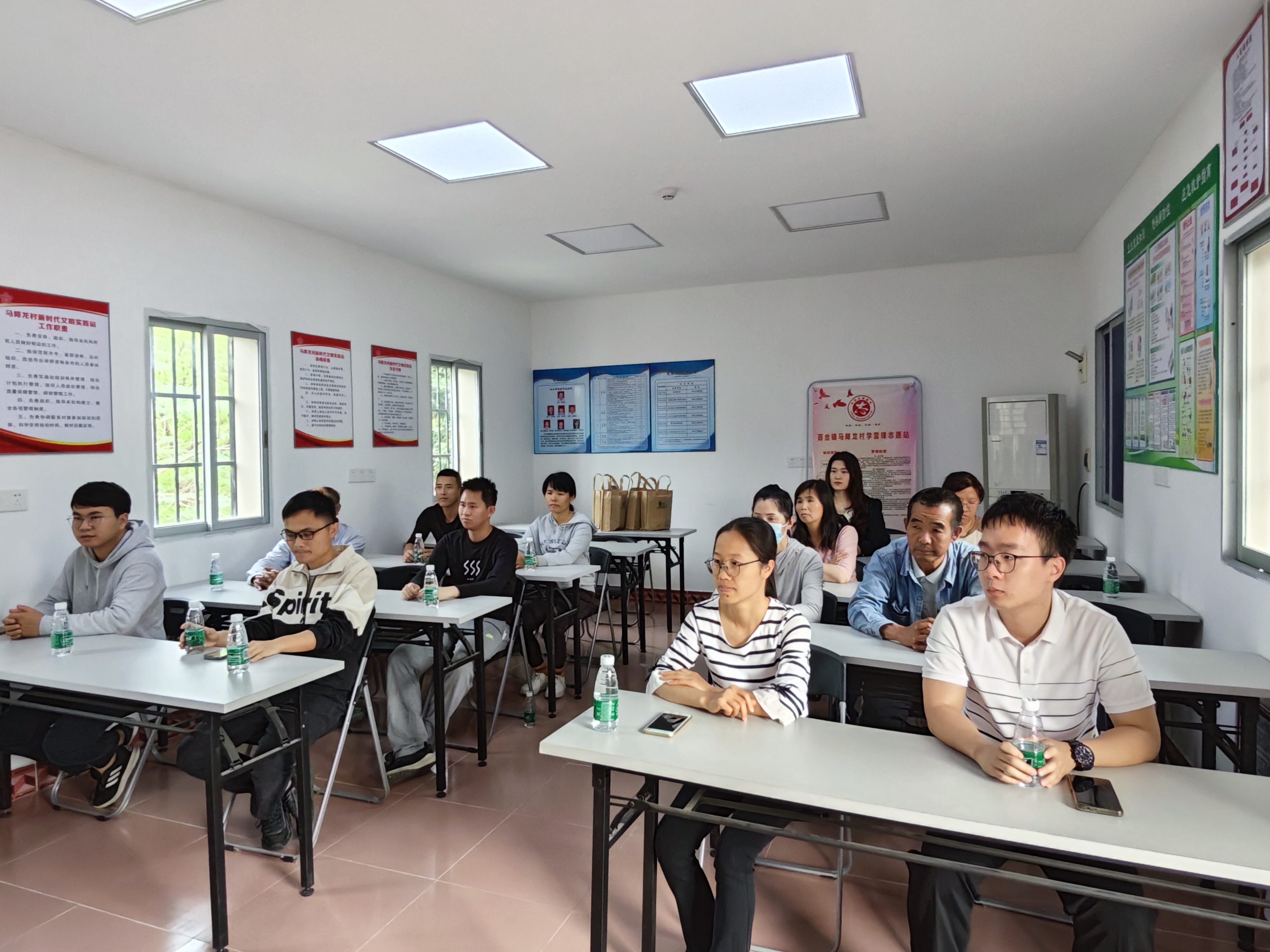（圖片資料）Ⅱ-2-2)-②2022年11月22日開平市農(nóng)業(yè)農(nóng)村局在百合鎮(zhèn)馬降龍村開展學(xué)習(xí)農(nóng)業(yè)技術(shù)宣傳 共展振興夢想“聽黨話、感黨恩、跟黨走”主體教育活動(dòng)（3）.jpg