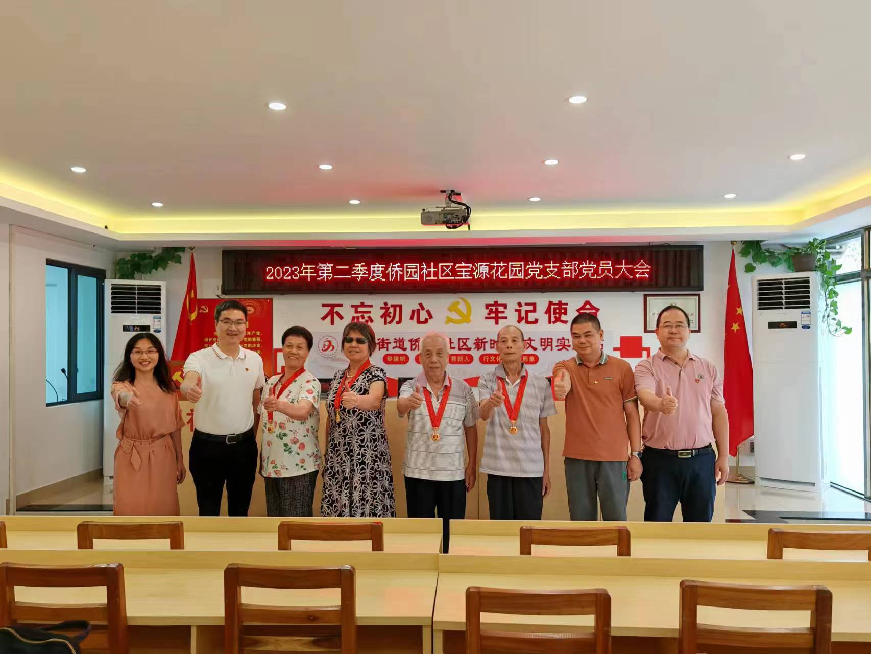 周主任、梁黨委和駐村團(tuán)隊(duì)到僑園社區(qū)慰問老黨員，并在僑園社區(qū)為50年黨齡黨員頒發(fā).jpg