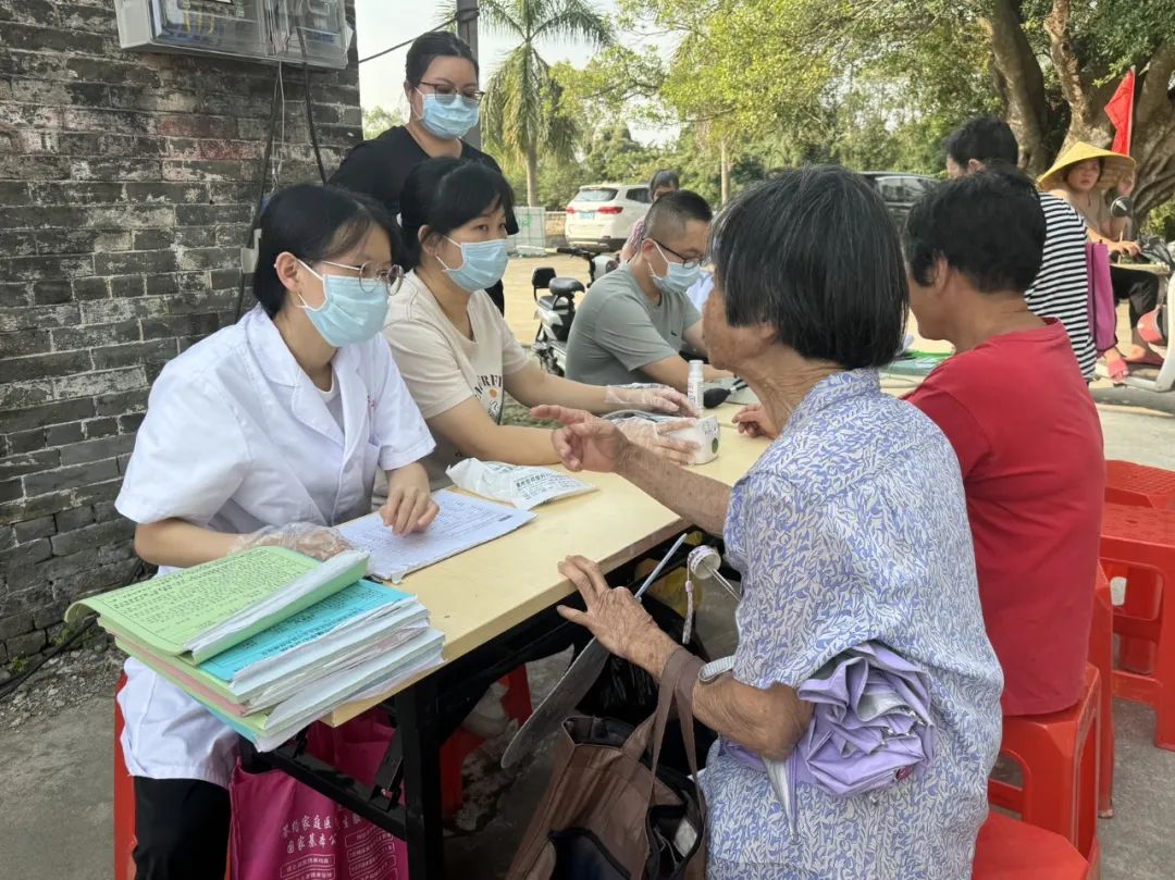 敬老愛老暖重陽！赤坎鎮(zhèn)各村（居）組織開展重陽節(jié)敬老系列活動