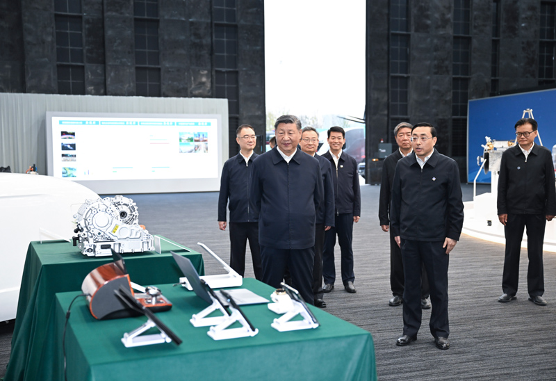 10月17日至18日，中共中央總書記、國家主席、中央軍委主席習(xí)近平在安徽考察。這是17日下午，習(xí)近平在合肥濱湖科學(xué)城察看安徽省重大科技創(chuàng)新成果集中展示。