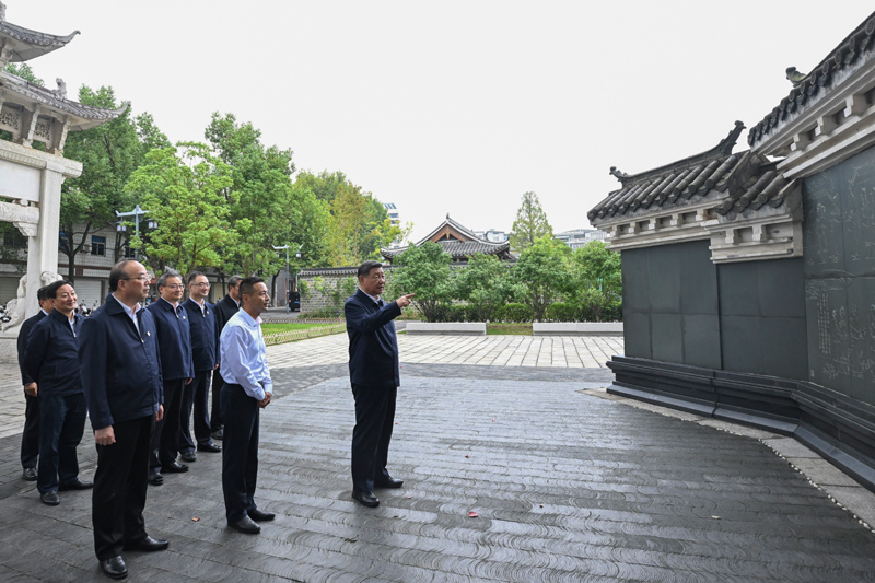 10月17日至18日，中共中央總書記、國家主席、中央軍委主席習(xí)近平在安徽考察。這是17日下午，習(xí)近平在安慶桐城市六尺巷考察。