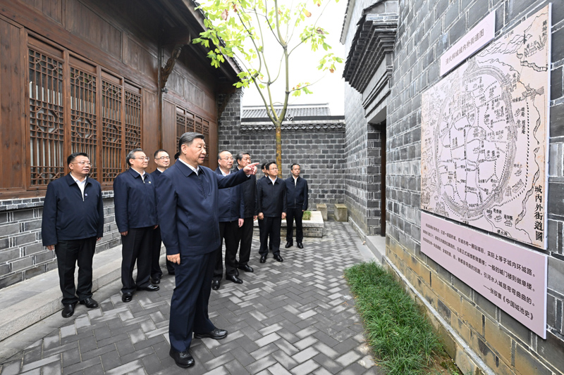 10月17日至18日，中共中央總書記、國家主席、中央軍委主席習(xí)近平在安徽考察。這是17日下午，習(xí)近平在安慶桐城市六尺巷考察。