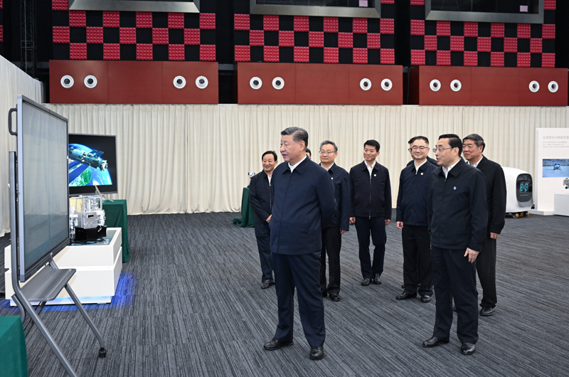 10月17日至18日，中共中央總書記、國家主席、中央軍委主席習(xí)近平在安徽考察。這是17日下午，習(xí)近平在合肥濱湖科學(xué)城察看安徽省重大科技創(chuàng)新成果集中展示。