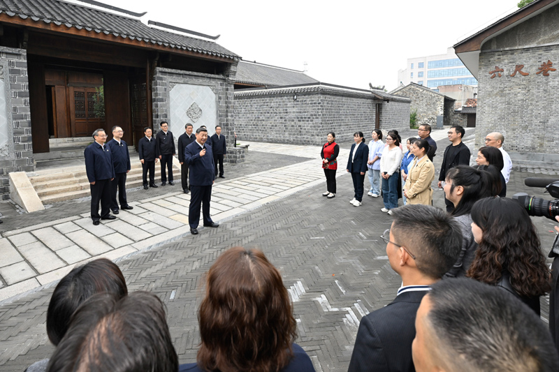 10月17日至18日，中共中央總書記、國家主席、中央軍委主席習(xí)近平在安徽考察。這是17日下午，習(xí)近平在安慶桐城市六尺巷考察時，同當?shù)鼐用窈陀慰陀H切交流。
