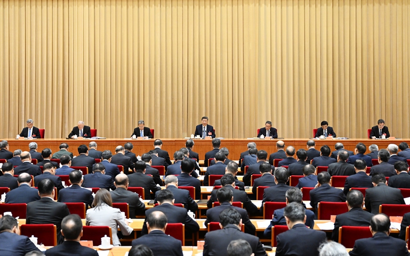 ??12月11日至12日，中央經(jīng)濟工作會議在北京舉行。中共中央總書記、國家主席、中央軍委主席習近平出席會議并發(fā)表重要講話。李強、趙樂際、王滬寧、蔡奇、丁薛祥、李希出席會議。