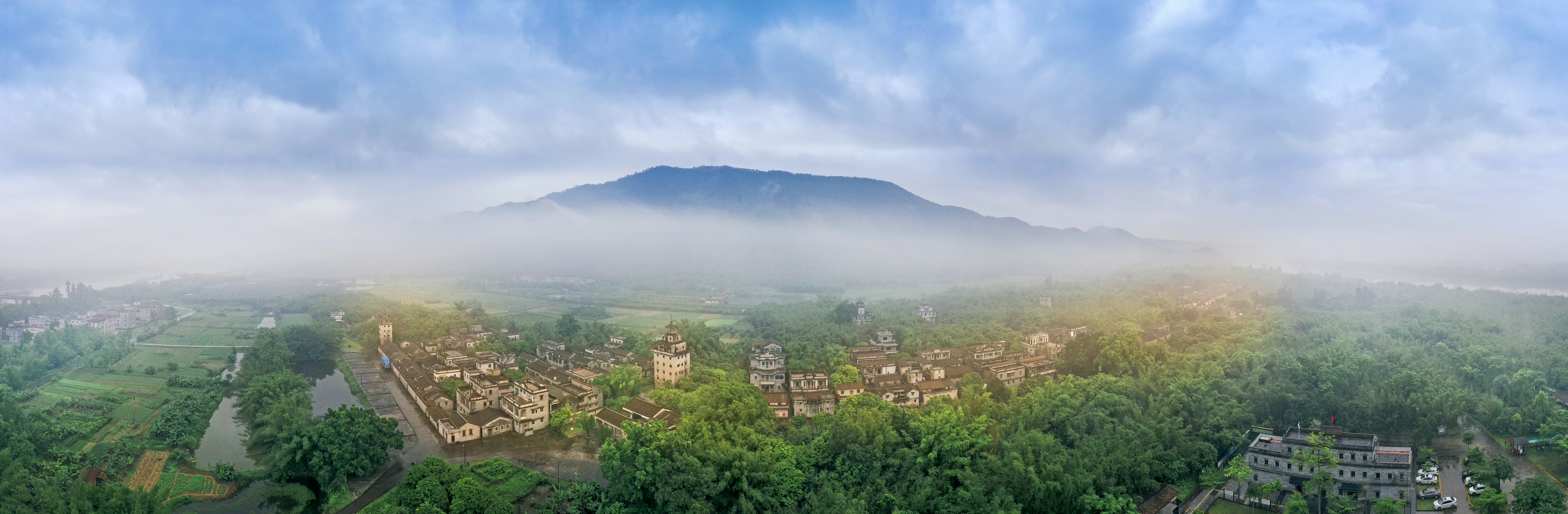 2、二等獎(jiǎng) 李美運(yùn)《秘境馬降龍》.jpg