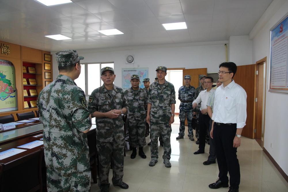 2018年05月08日，省軍區(qū)副政委梁躍嘉少將到長沙街道調(diào)研武裝工作.jpg